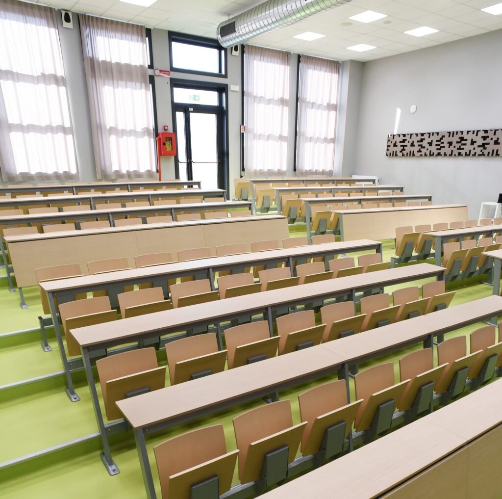 Sistema di banchi modulari Master 500L di LCF - UniCamillus Roma, sala verde.