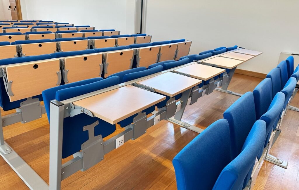 Sistema di sedute per la formazione LCF, piano ribaltabile e prese elettriche e usb – Aula Università Roma Tre