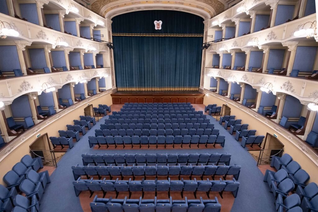 Il Teatro Cagnoni di Vigevano, poltrone K800, sedute Biz di LCF