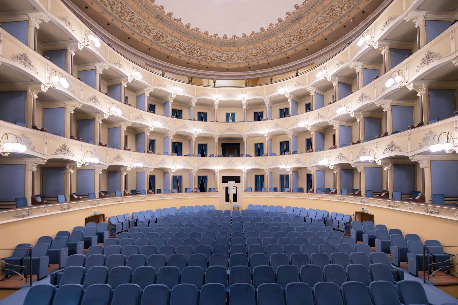 Il Teatro Cagnoni di Vigevano, poltrone K800 e Biz di LCF