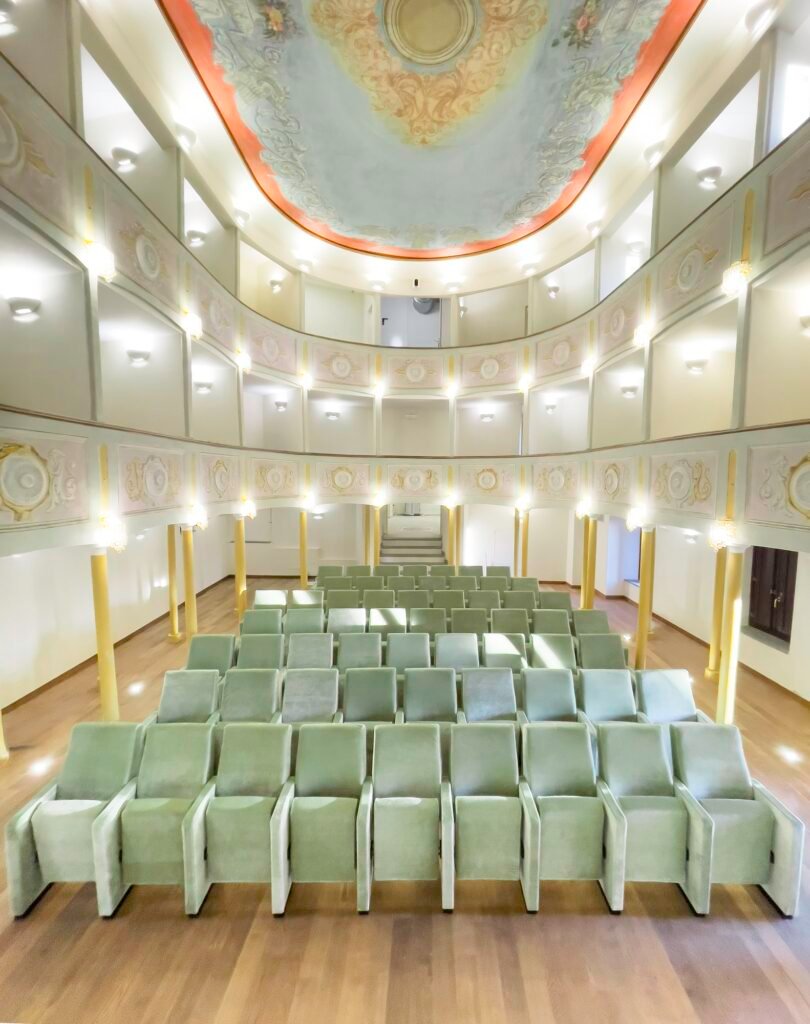 Teatro Alphatenia, allestimento teatro storico con Poltrona Omega LCF