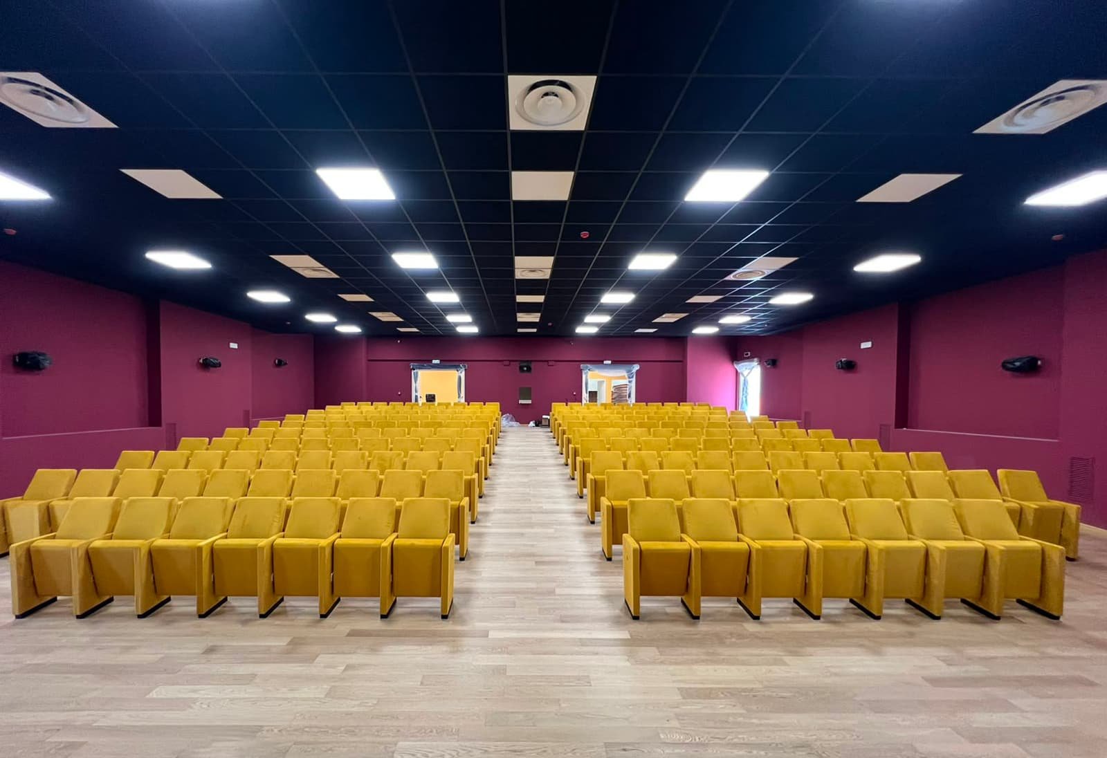 Vista frontale - Cineteatro di Stigliano - Poltrone per Teatro LCF