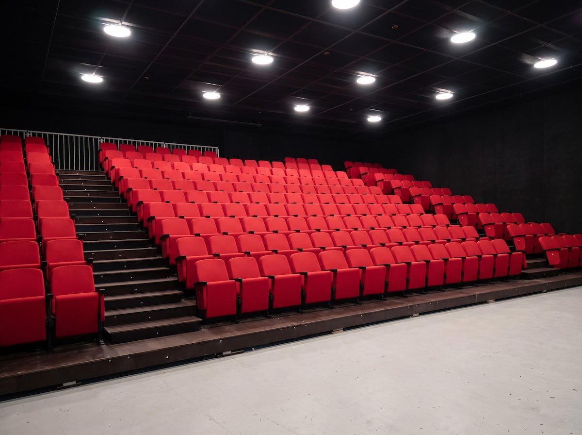 Vista 3/4 anteriore del Teatro Ruvo di Puglia con poltrone per teatro su gradoni K800
