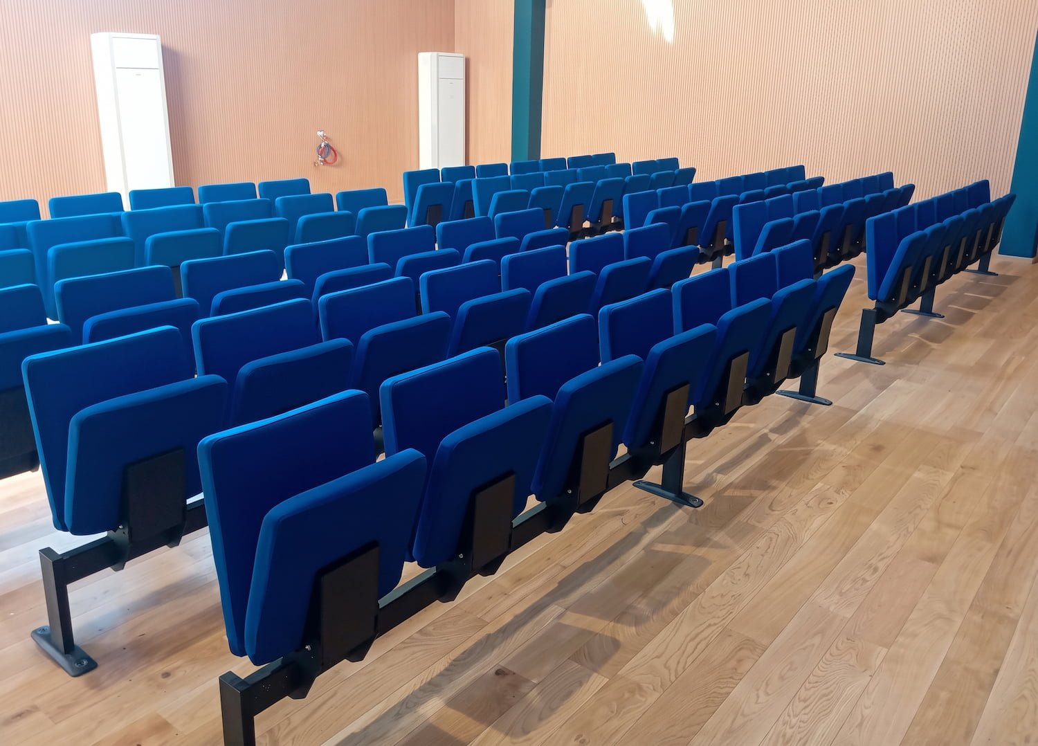 Vista di 3/4 sinistra anteriore – Poltrone per Centro Civico Multifunzionale di Binetto
